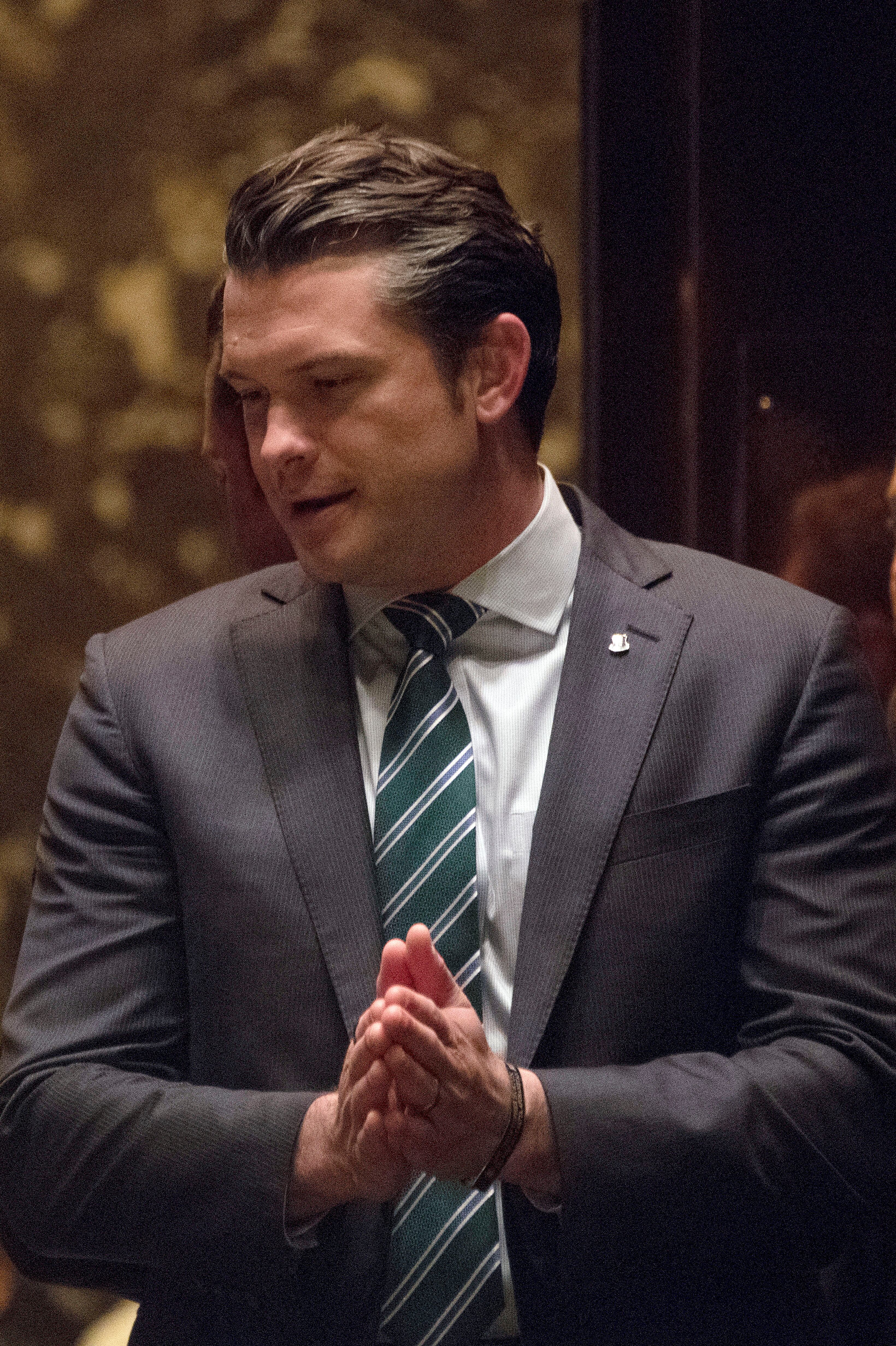 Hegseth ha sido una figura prominente en los medios, defendiendo políticas de derecha y promoviendo una visión nacionalista y militarista en sus intervenciones.