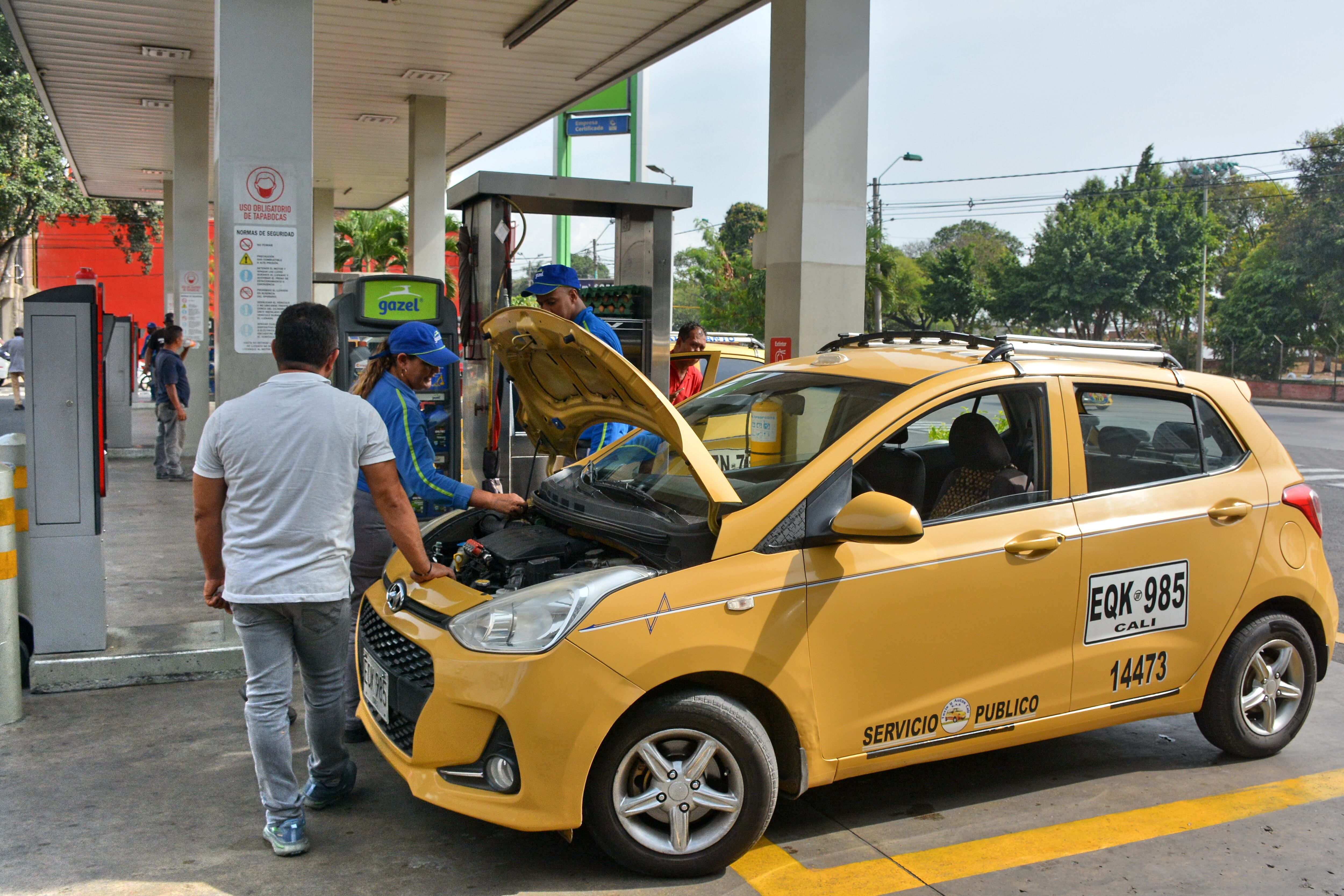 Debido a la intensa sequía que vienen afrontando algunas regiones del país, Ecopetrol se vio en la necesidad de suspender el suministro de gas natural a un grupo de empresas, para destinarlo a la generación de energía eléctrica a través de plantas térmicas. 24.1000 vehículos particulares, públicos y de carga, se verían afectados. 20 de septiembre de 2024. Foto Jorge Orozco / El País.