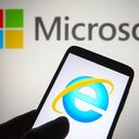 UCRANIA - 31/08/2021: En esta ilustración fotográfica se ve un logotipo de Internet Explorer (IE o MSIE) en un teléfono inteligente con un logotipo de Microsoft en el fondo. (Ilustración fotográfica de Pavlo Gonchar / SOPA Images / LightRocket a través de Getty Images)