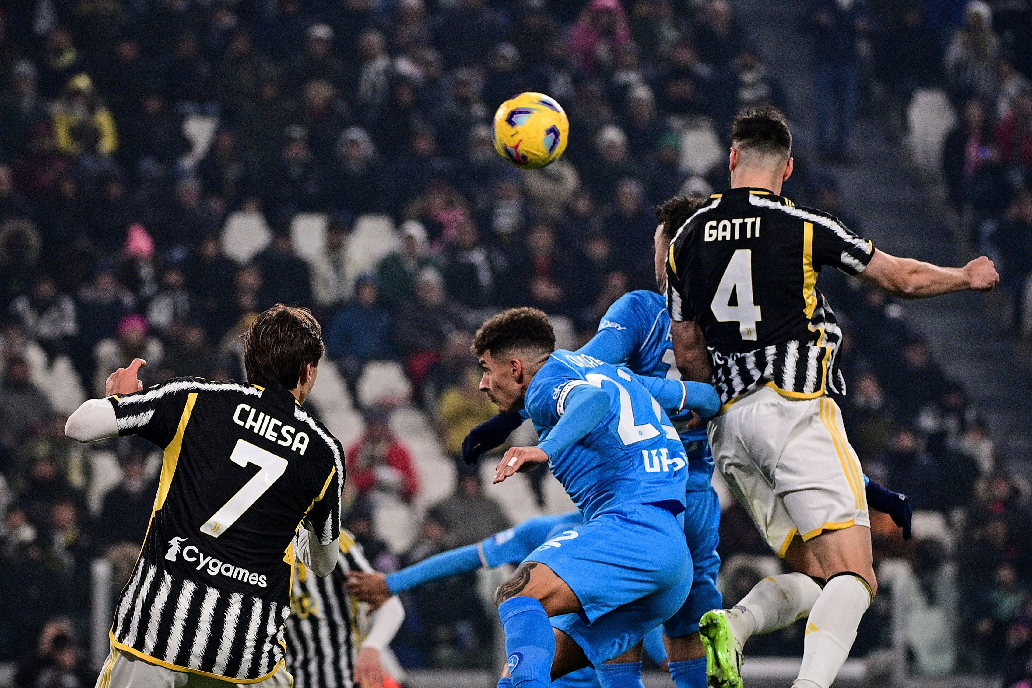 Federico Gatti, de la Juventus, a la derecha, anota durante el partido de fútbol de la Serie A entre Juventus y Napoli, en el estadio Allianz de Turín, Italia, el viernes 8 de diciembre de 2023. (Marco Alpozzi/LaPresse vía AP)