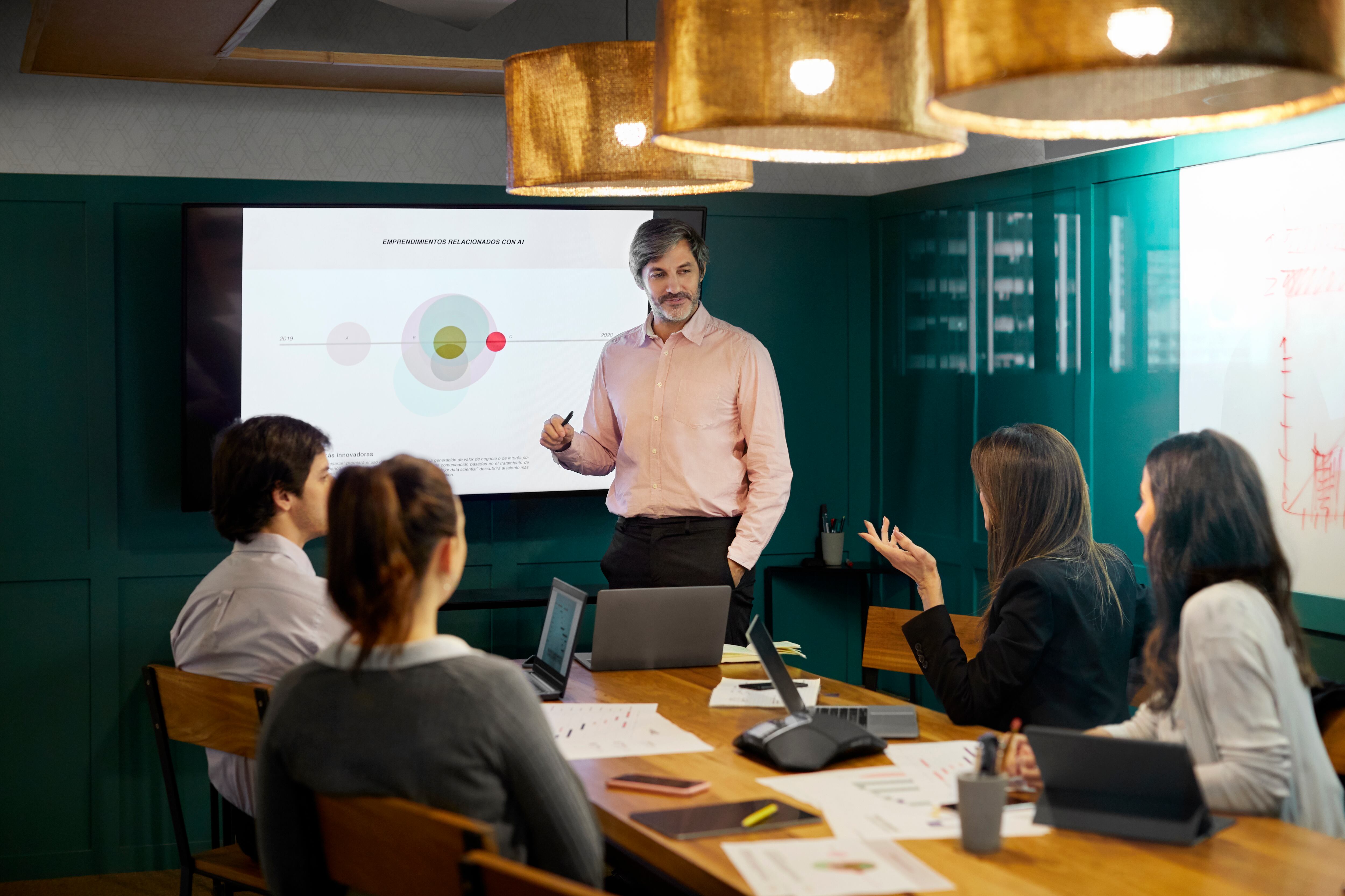 shark tank o ronda de inversiones / emprendedores / empresarios