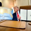 Donald Trump firma una orden ejecutiva en el avión presidencial