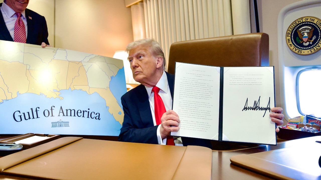 Donald Trump firma su nueva ley presupuestaria.
