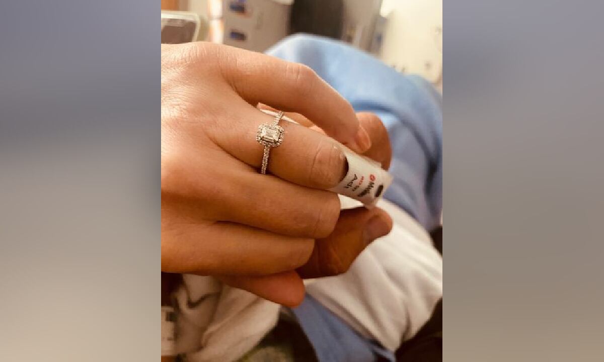 Aún convaleciente en el hospital, la mujer recibió la romántica pero inusual pedida de mano.