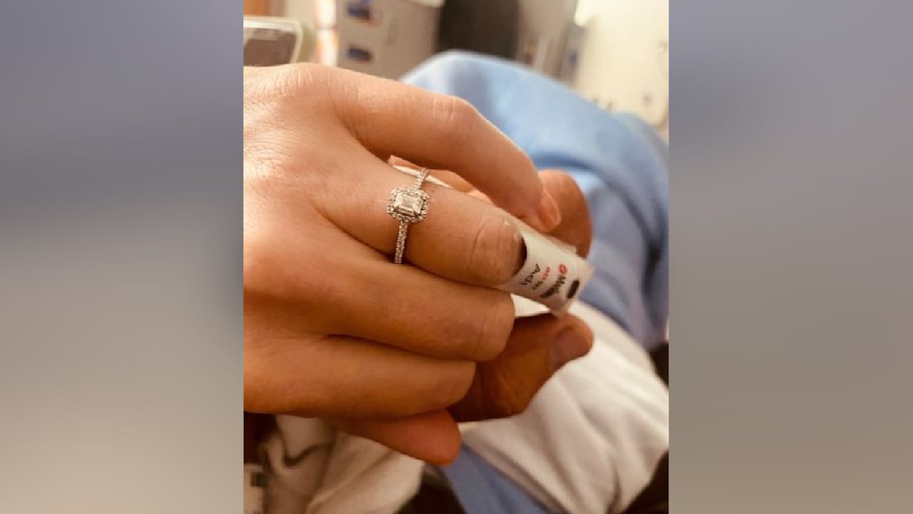 Aún convaleciente en el hospital, la mujer recibió la romántica pero inusual pedida de mano.
