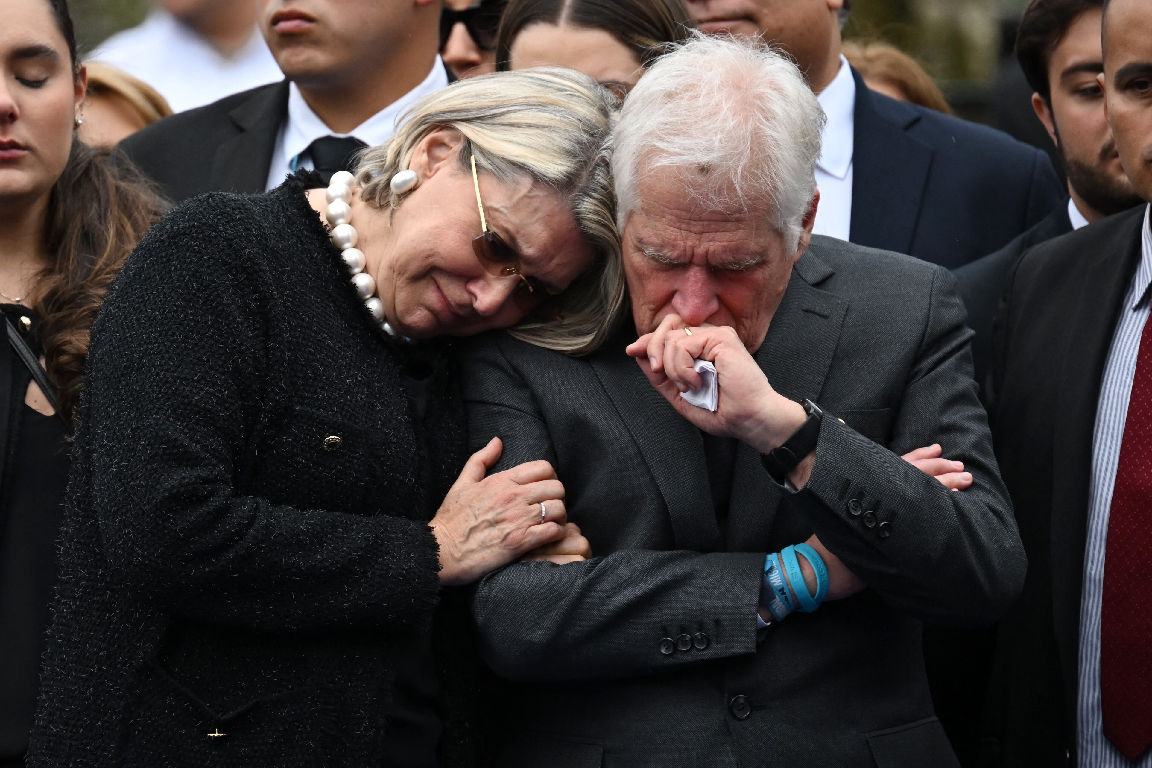 Miguel Uribe Londono, padre de Miguel Uribe durante el último adios al senador asesinado (Photo by RAUL ARBOLEDA / AFP)