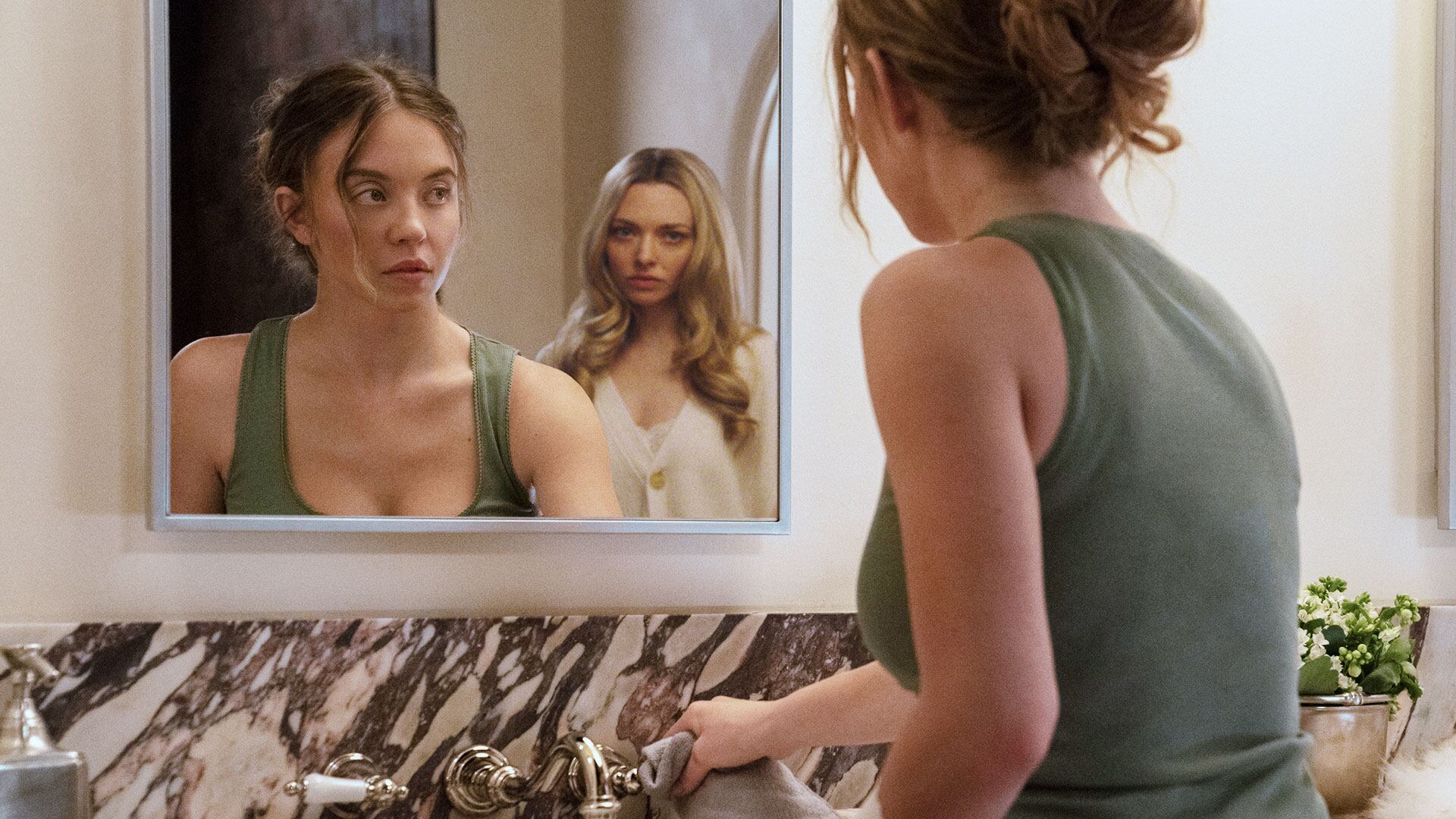 Amanda Seyfried es Nina Winchester y Sydney Sweeney es Millie Calloway en 'The Housemaid.' Foto: cortesía Lionsgate