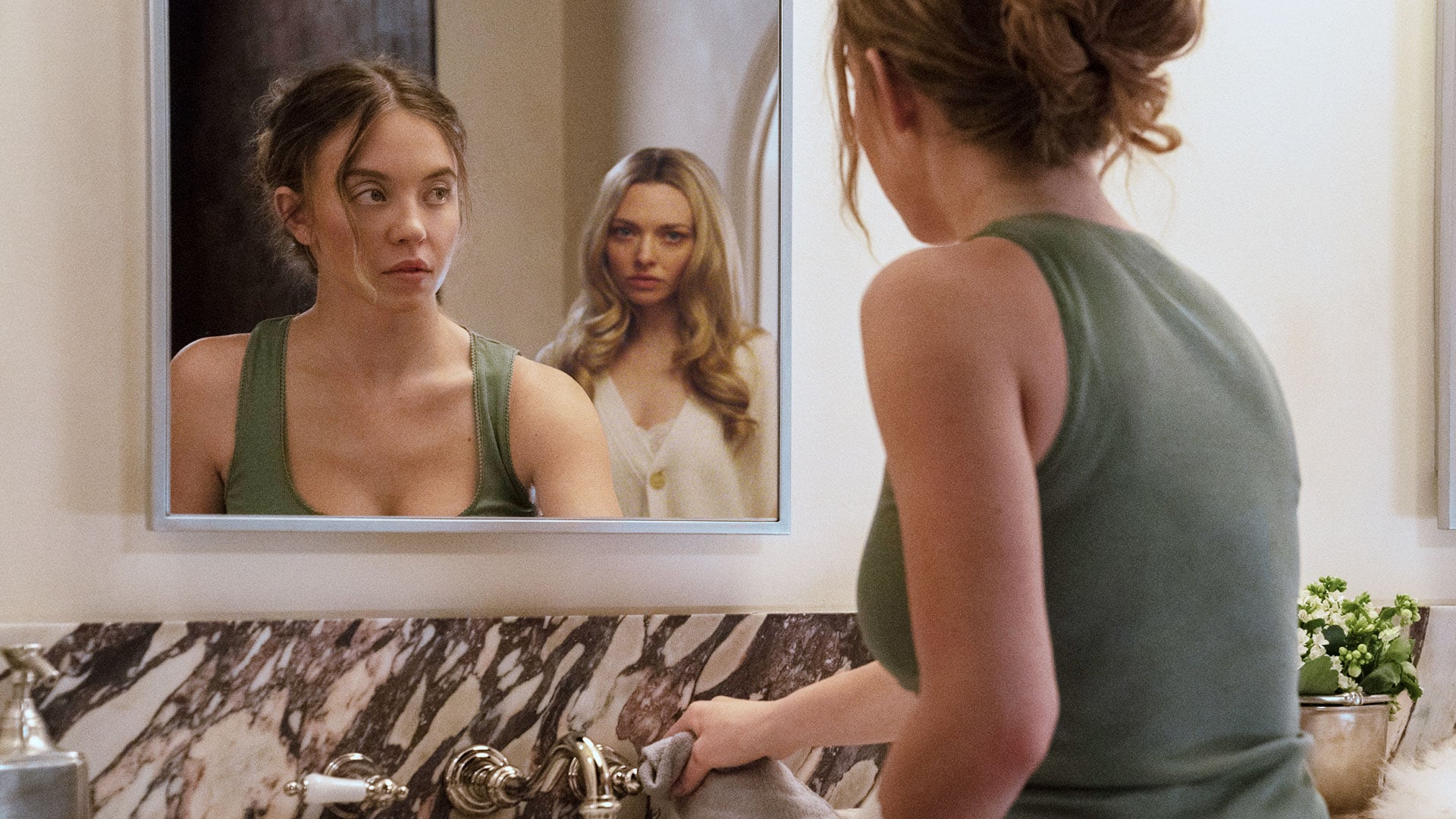 Amanda Seyfried es Nina Winchester y Sydney Sweeney es Millie Calloway en 'The Housemaid.' Foto: cortesía Lionsgate