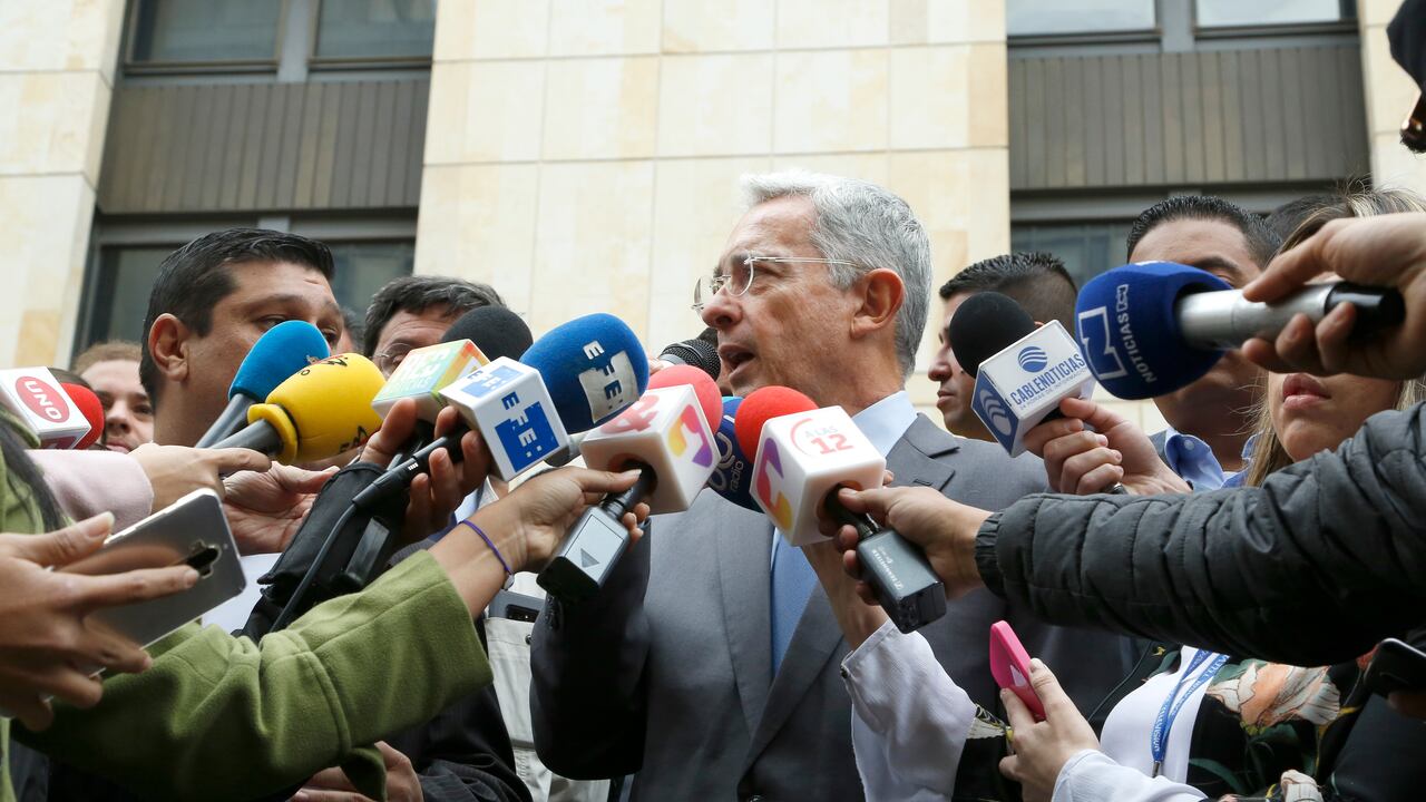 expresidente Alvaro Uribe y su abogado defensor, Jaime Granados, acudieron al Palacio de Justicia para presentar un documento de 125 paginas con sus objeciones contra el auto de hace una semana, en el que la Corte Suprema de Justicia determino investigar al exmandatario por manipulación de testigos
en contra del tambien congresista Ivan Cepeda
Bogota feb 23 2018
foto Guillermo Torres revista Semana