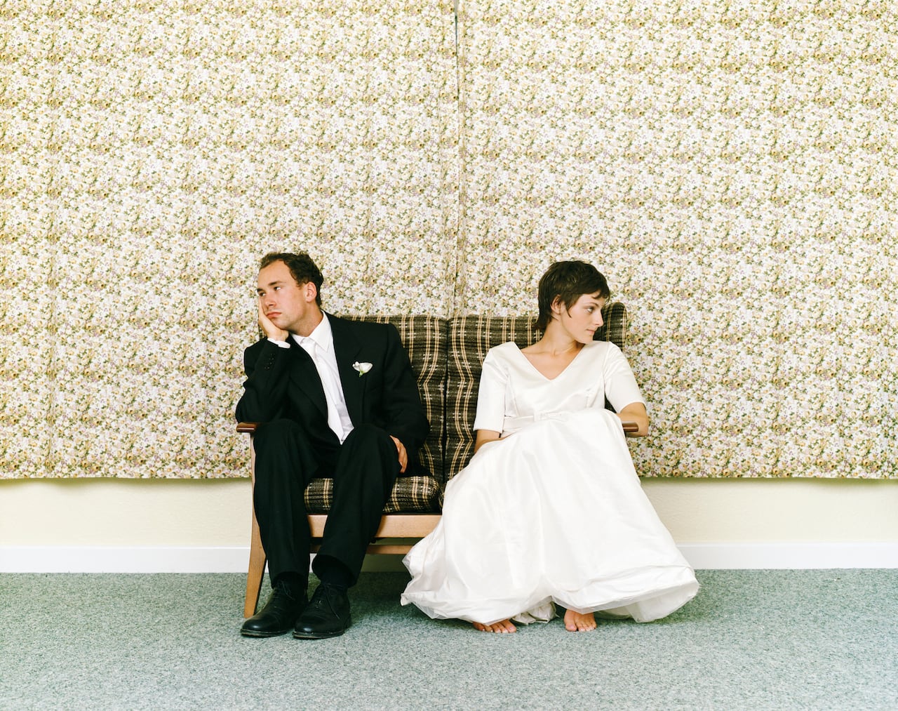 El artículo se sumerge en las raíces espirituales del matrimonio, desvelando su significado y propósito desde una perspectiva bíblica.