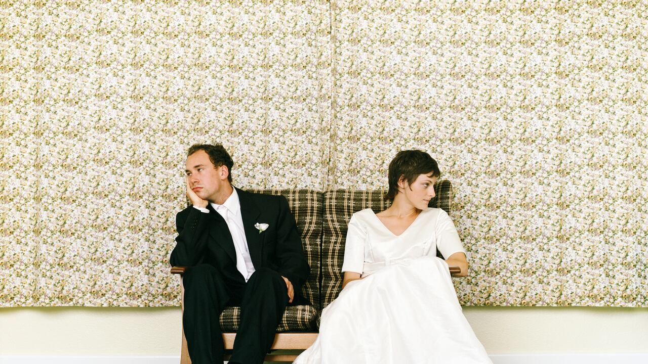 El artículo profundiza en lo que la Biblia dice sobre el divorcio y los segundos matrimonios, ofreciendo una visión integral de una nueva unión.