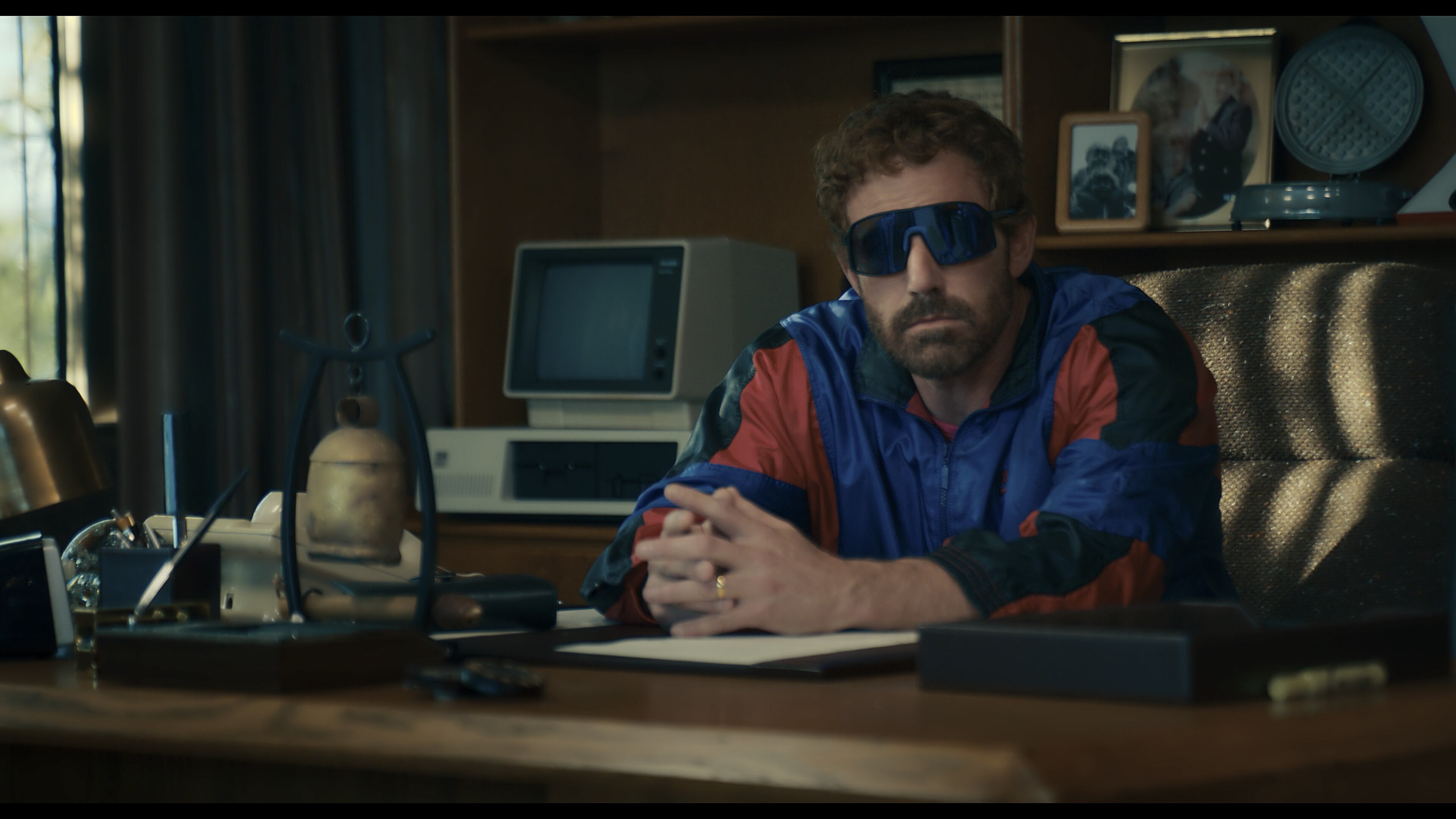 Ben Affleck dirige la película y actúa en ella, interpretando con gracia magnética a Phil Knight, fundador de Nike.