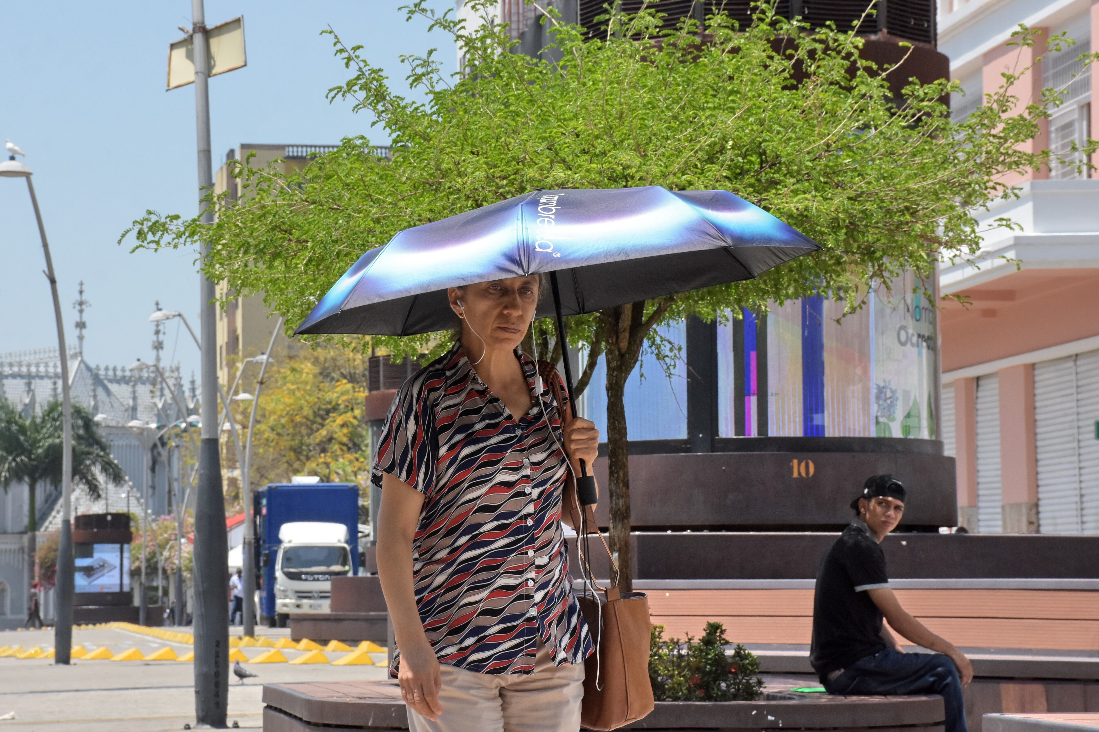 Santiago de Cali amaneció hoy con temperaturas aproximadas a los 34 Grados, esto debido al fenómeno del niño y los caleños se las ingenian para protegerse del inclemente sol que por estos días golpea a la ciudad.