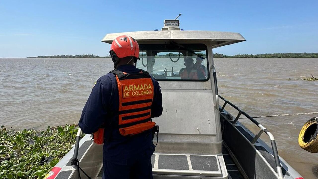 Armada busca a personas desaparecidas en el río Magdalena.