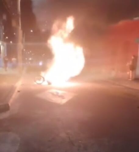 La motocicleta quedó reducida a chatarra.