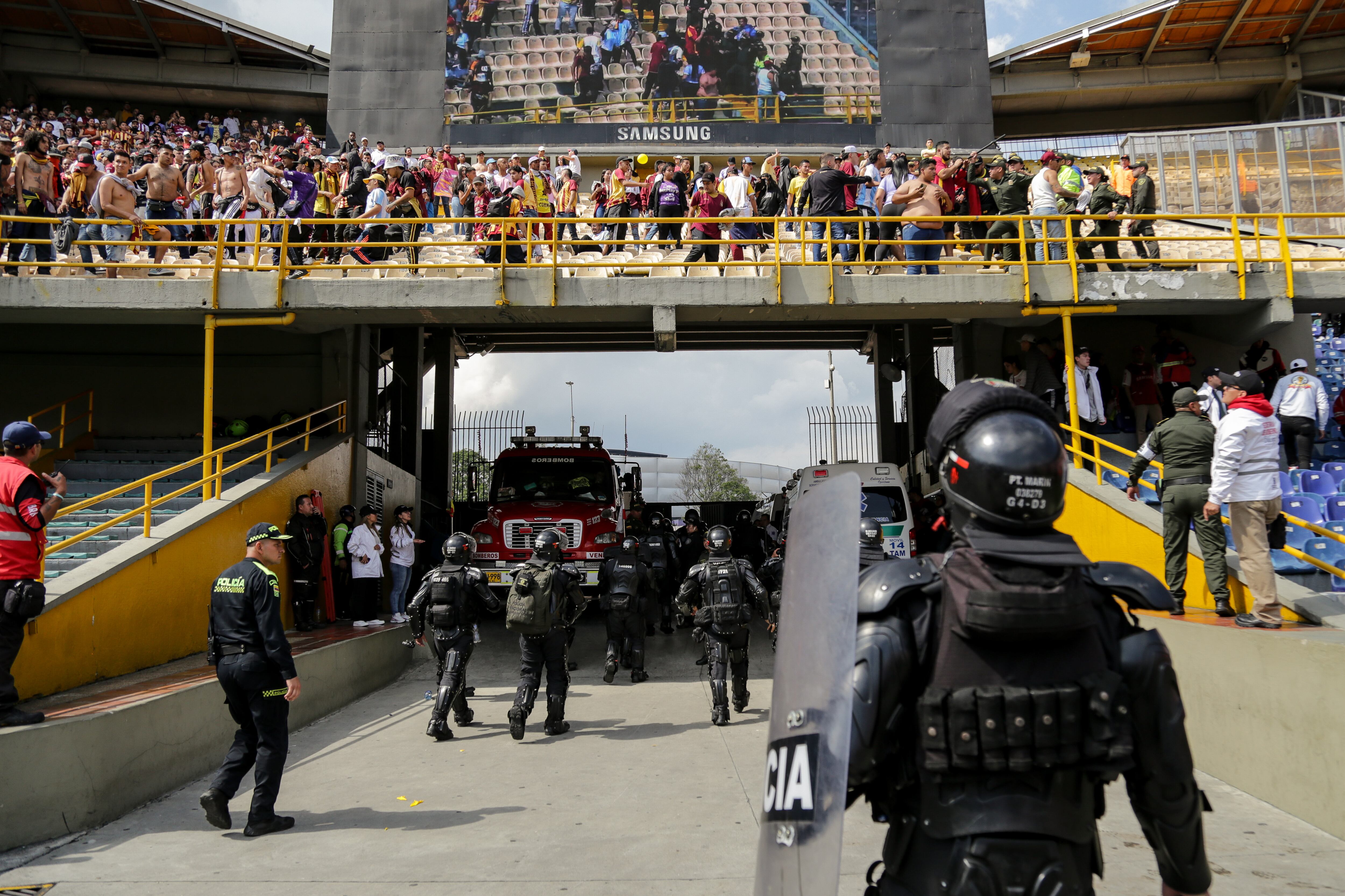 El árbitro Wilmar Roldán tuvo que suspender unos minutos el partido.