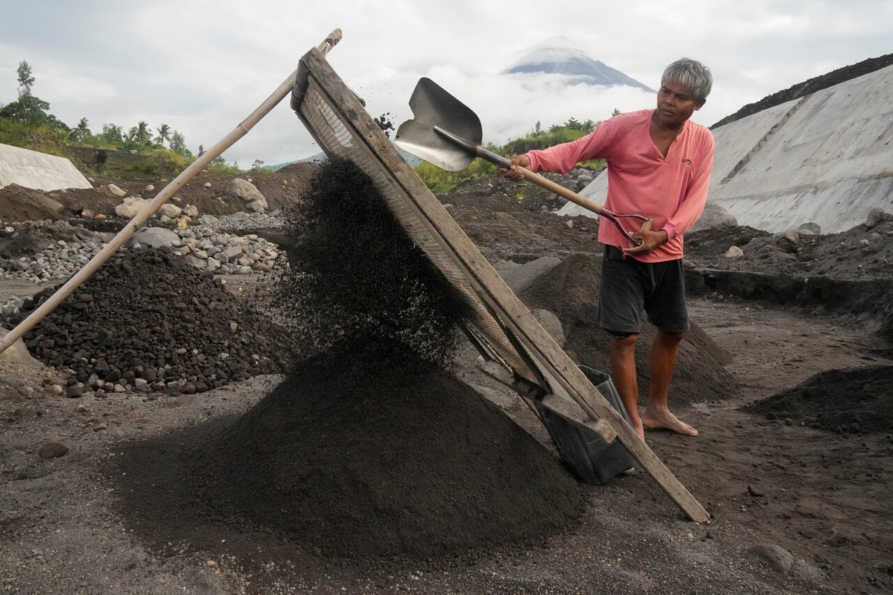 Tras evidenciar la expulsión de lava y cenizas, las autoridades han determinado que el volcán Mayon se encuentra en nivel de riesgo 3 de 5, situación que puede ir complicándose con el paso de las horas.