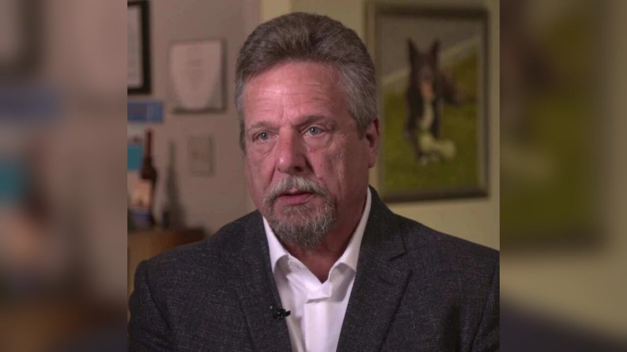 El hombre hizo graves denuncias en contra del gigante de la aviación.