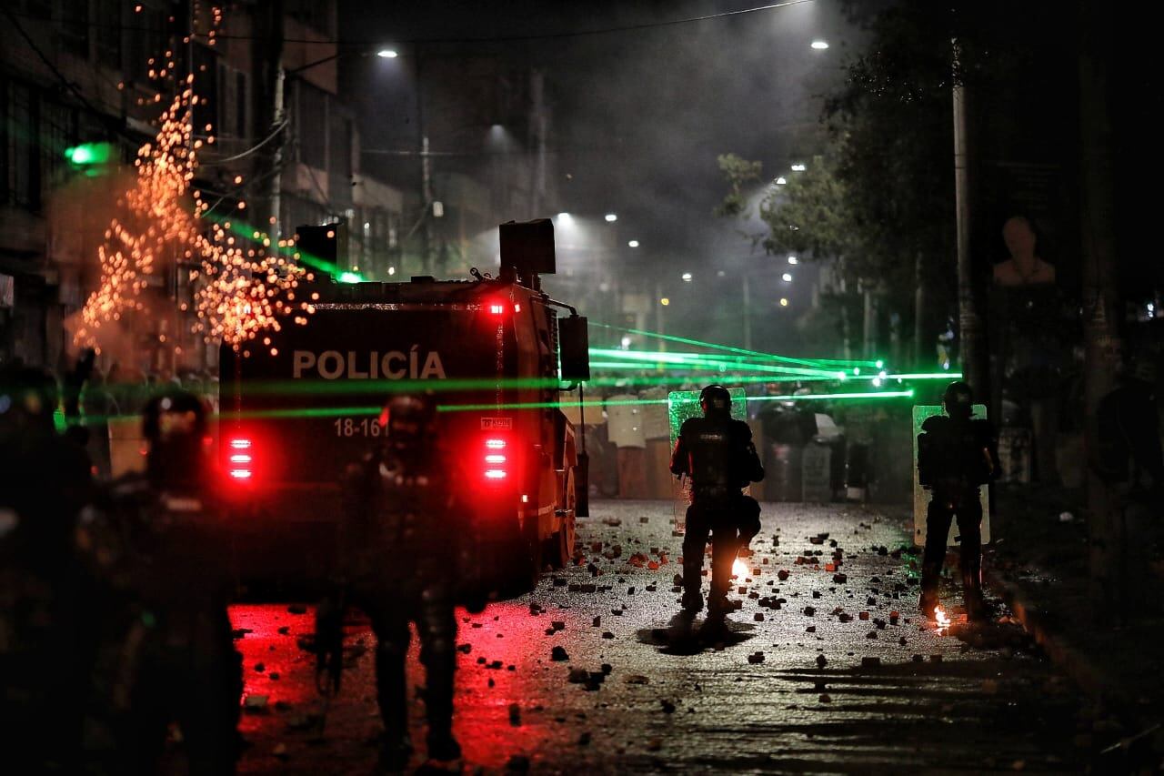 El Portal Américas de TransMilenio y sus alrededores ha sido epicentro de numerosas movilizaciones y manifestaciones pacíficas en poco más de 20 días desde que comenzó el paro nacional en Colombia. Este sector de Bogotá también ha sido centro de múltiples enfrentamientos entre ciudadanos y fuerza pública,