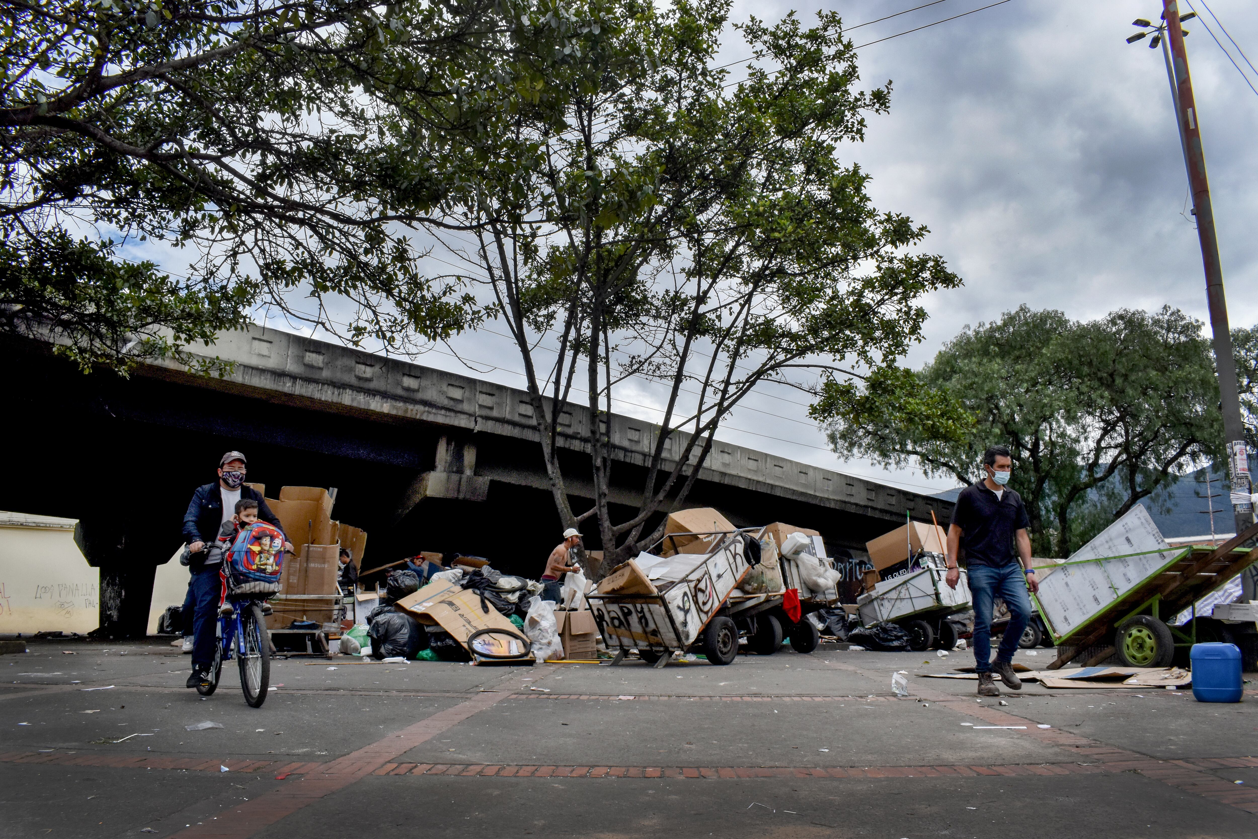 Bajo los puentes, habitantes de calle