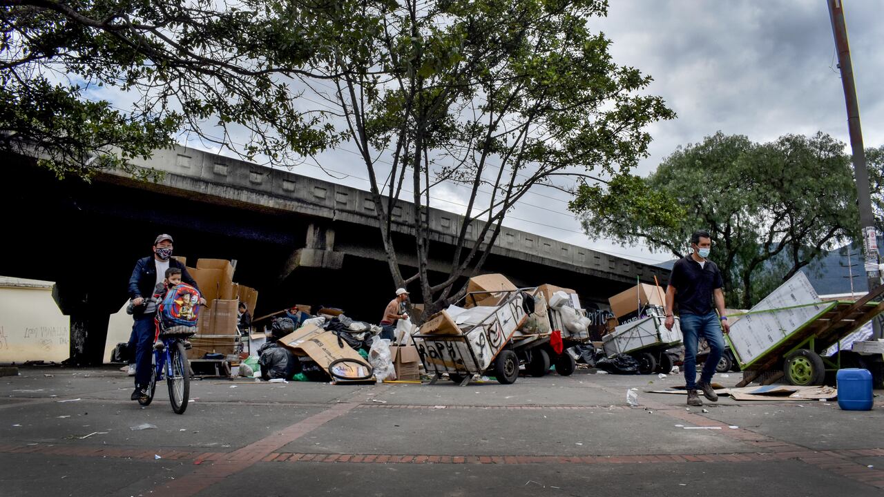 El ideal es recuperar el espacio público debajo de los puentes peatonales en Bogotá. Imagen de referencia.