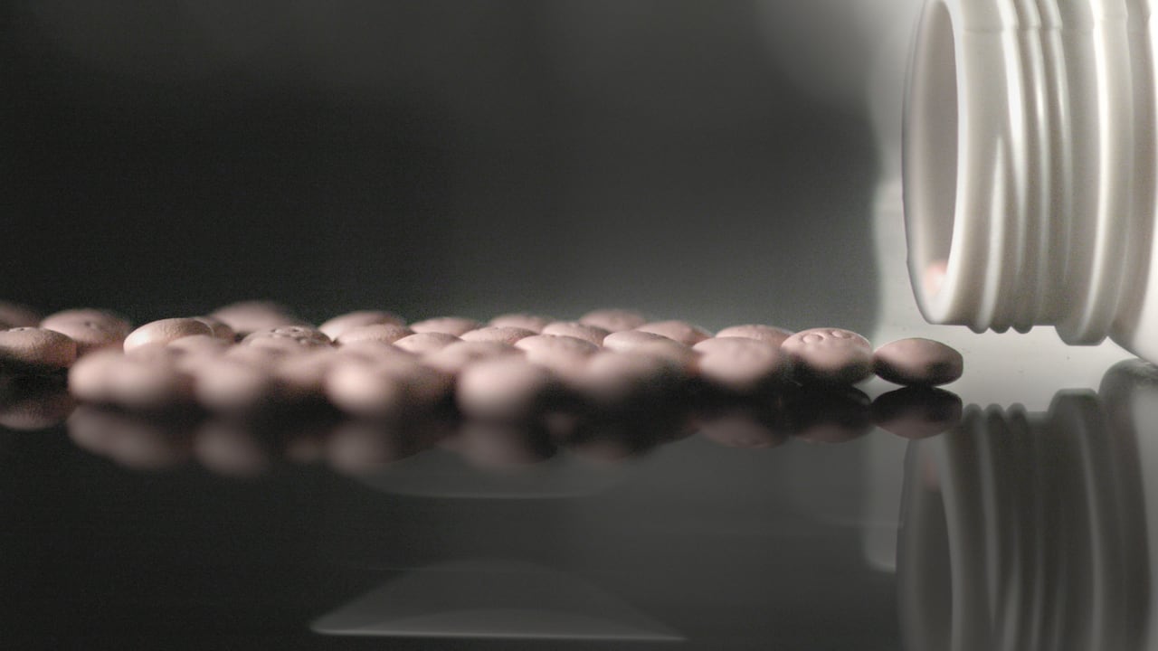 The Crime of the Century expone entre muchas verdades duras cómo OxyContin, una droga para estados terminales de cáncer, fue recetada para cualquier tipo de dolor menor. Sus creadores desestimaron intencionalmente su potencia adictiva para hacer millones y millones a costa de vidas y comunidades.