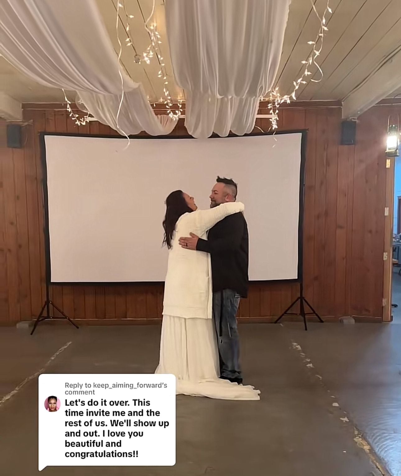 La pareja decidió no dejarse afectar por lo sucedido y continuar con la celebración junto a algunos familiares.