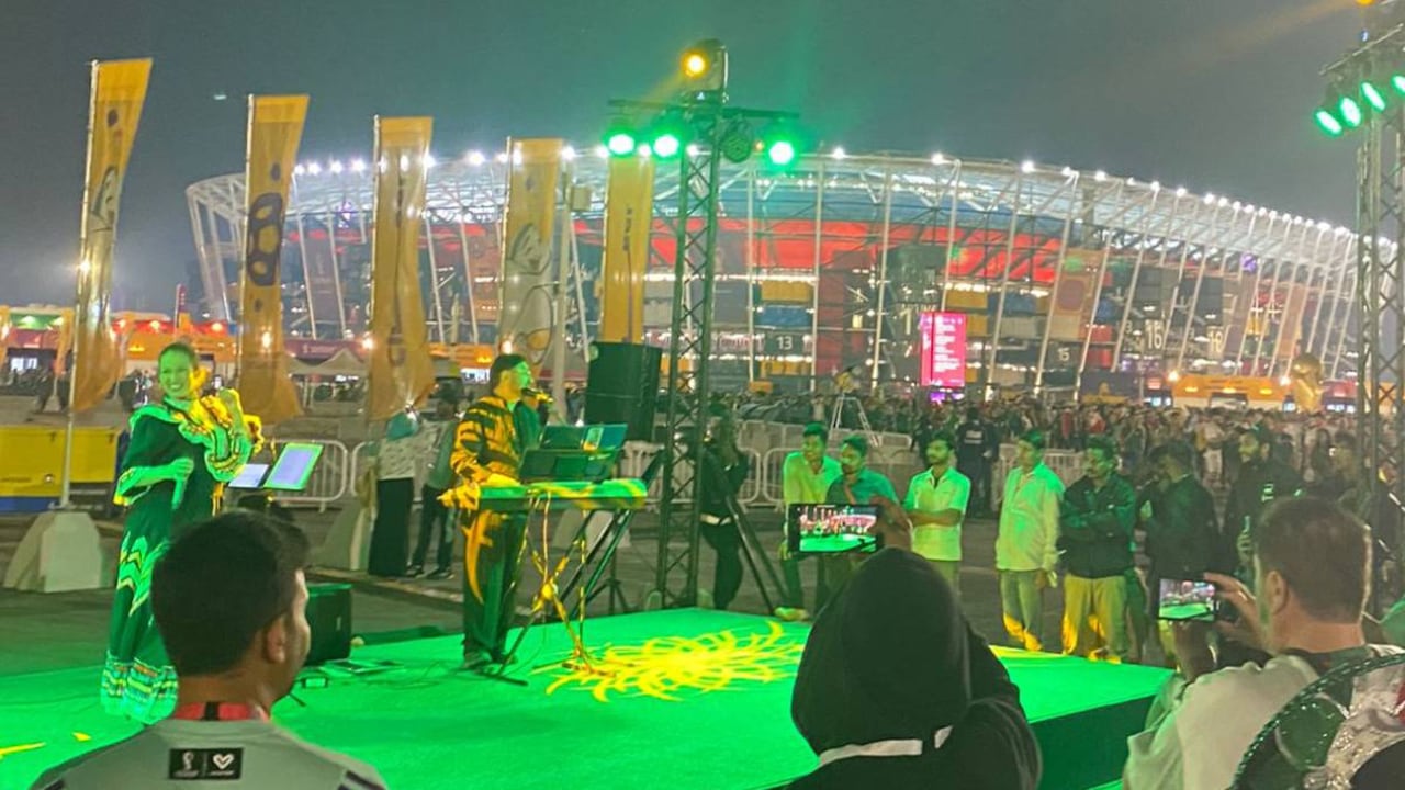 Con música de la “tierrita” llenaron de alegría a hinchas de México y Ecuador que bailaron sus canciones en pleno Mundial.