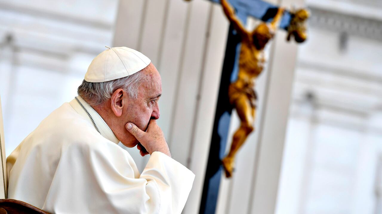 El Papa Francisco asiste a su audiencia general de los miércoles en la Plaza de San Pedro el 17 de mayo de 2023 en la Ciudad del Vaticano, Vaticano.