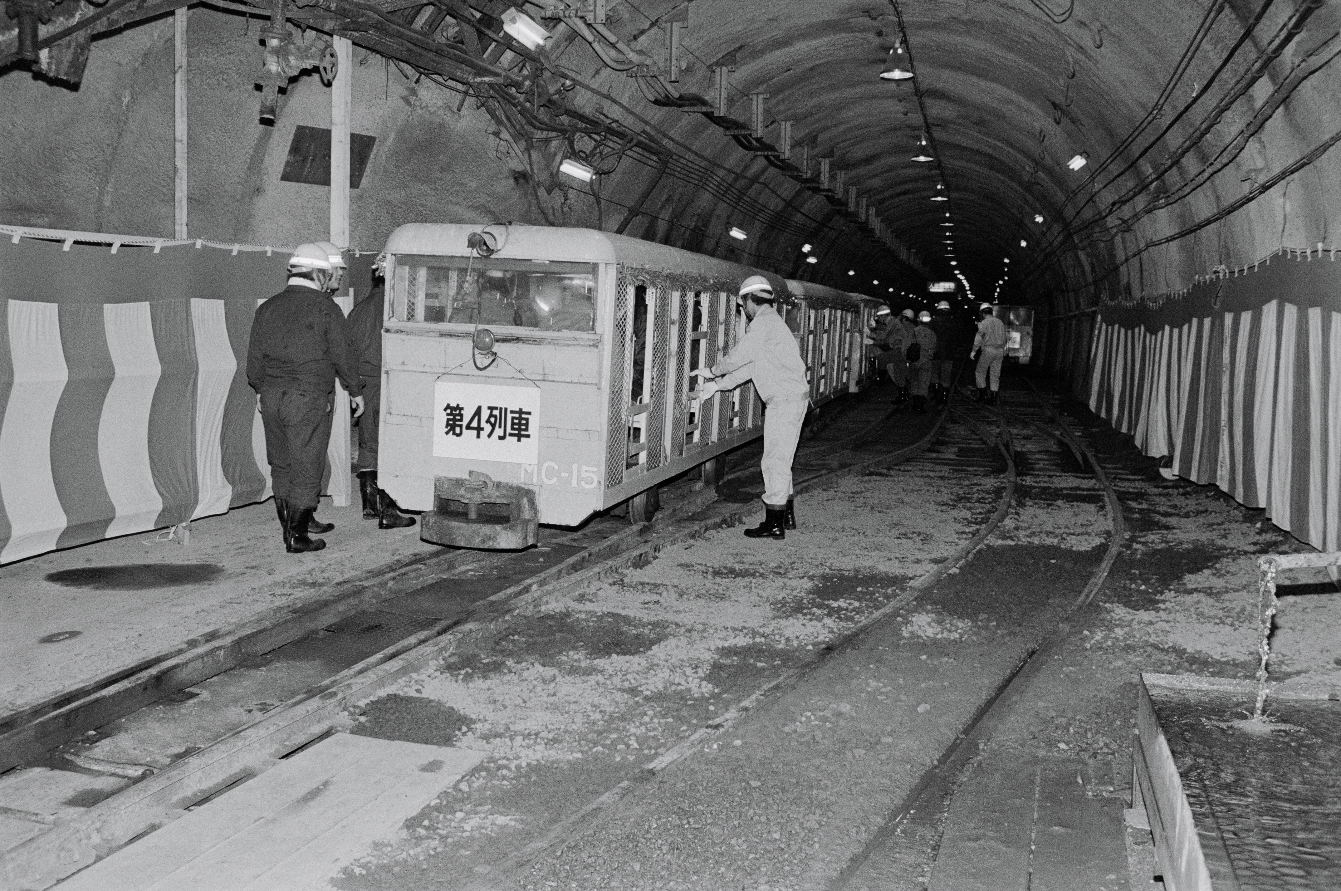 Trabajadores en Túnel Seikan.