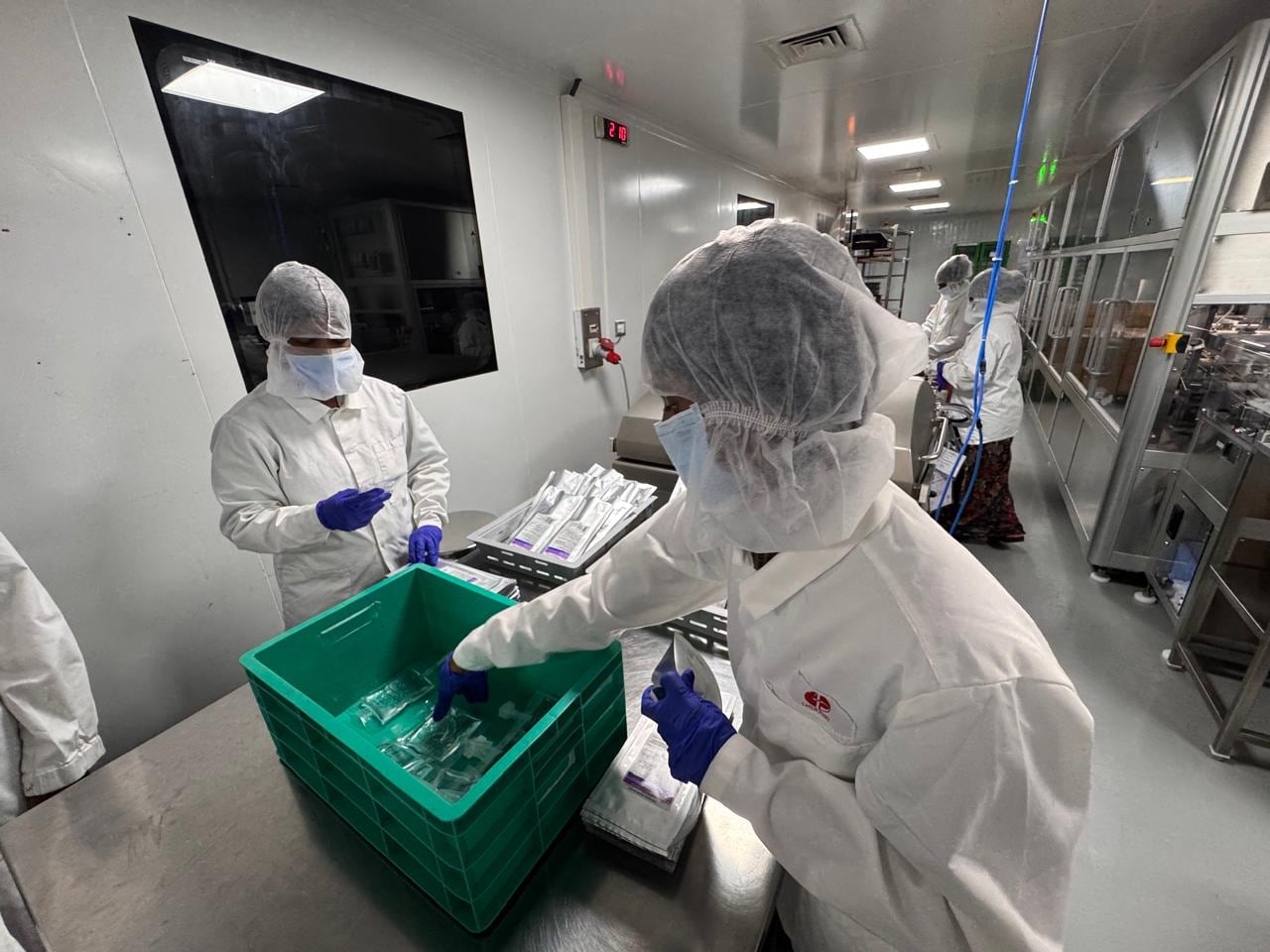 Bajo esa filosofía, el laboratorio indio reinvierte el 10 % de sus beneficios en investigación y desarrollo, apoyado por un equipo de 370 científicos dedicados a rastrear patentes a punto de vencer.