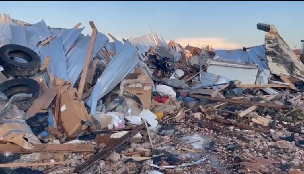 Tres muertos y el traslado a hospitales locales de 100 heridos con heridas gravedad dejó el tornado.