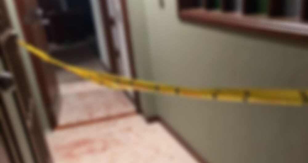 Escena del crimen donde falleció un hombre y resultó herida su esposa, tras ataque de su propio hijo.