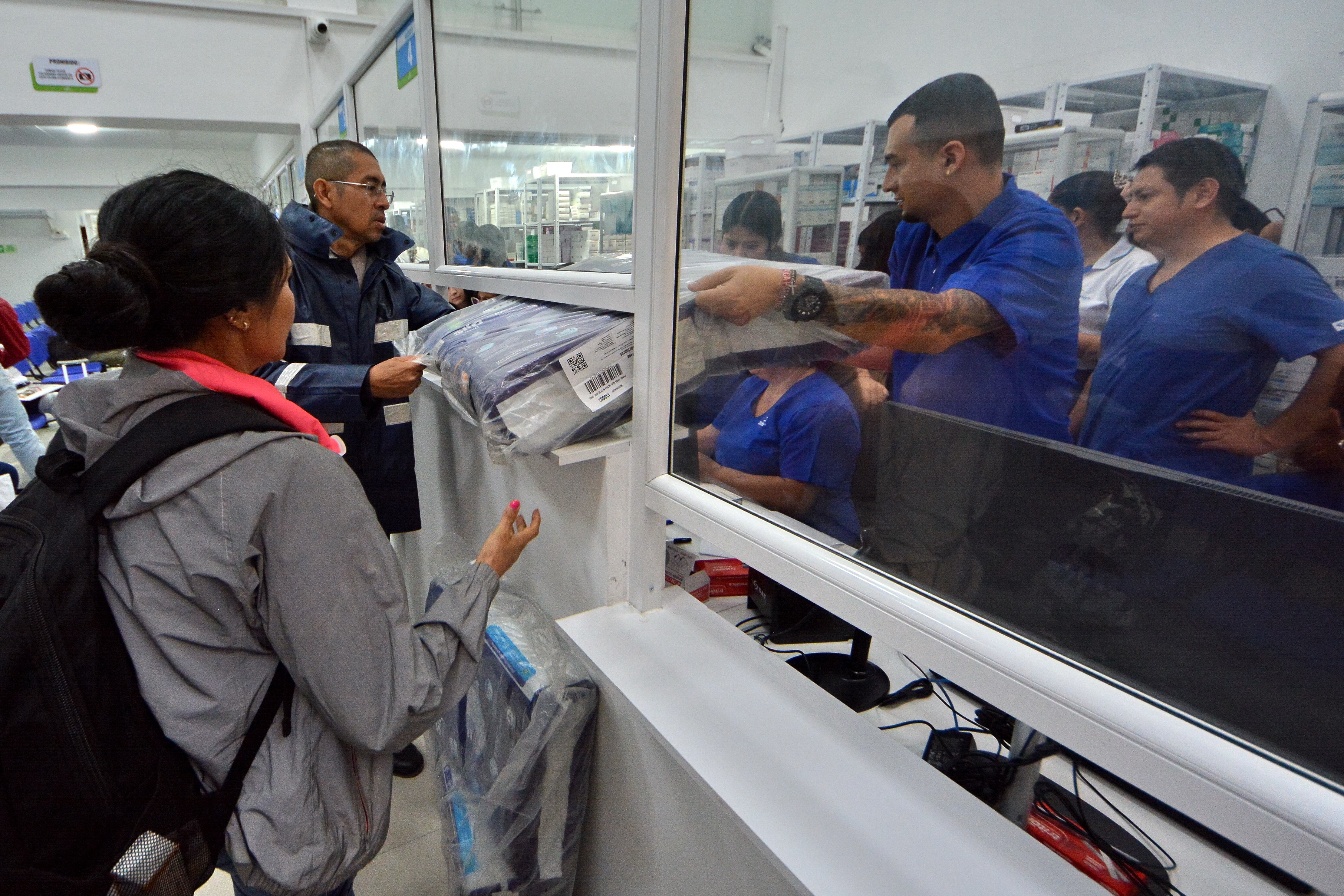 Desde este viernes, 28 de marzo, los usuarios de la Nueva EPS podran reclamar sus medicinas en el nuevo dispensario de Disfarma en el barrio Tequendama. Foto Jorge Orozco.