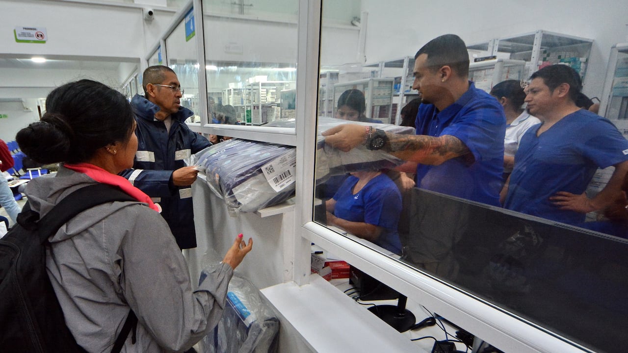 Desde este viernes, 28 de marzo, los usuarios de la Nueva EPS podran reclamar sus medicinas en el nuevo dispensario de Disfarma en el barrio Tequendama. Foto Jorge Orozco.