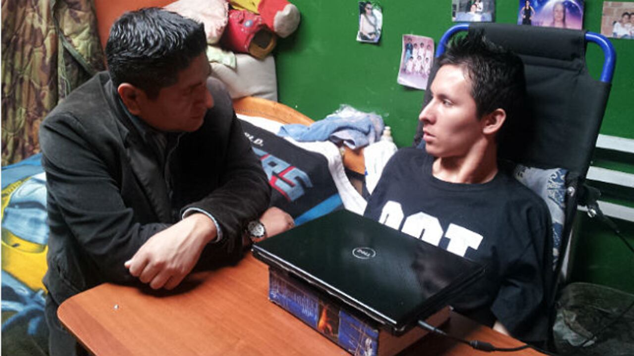 John William Nieto (derecha) solo puede mover su cabeza luego de que en 2007 una bala atravesara su cara y llegara a su médula.