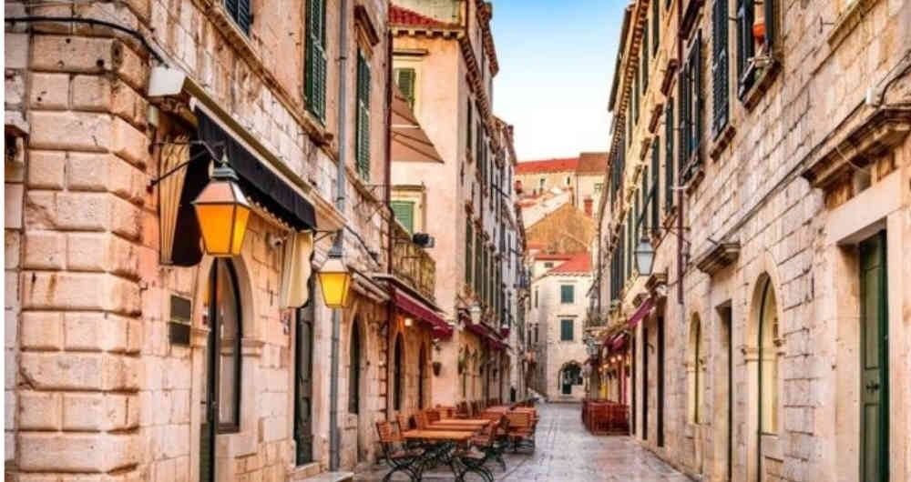 Normalmente llenas de turistas, hoy las calles de Dubrovnik están vacías.