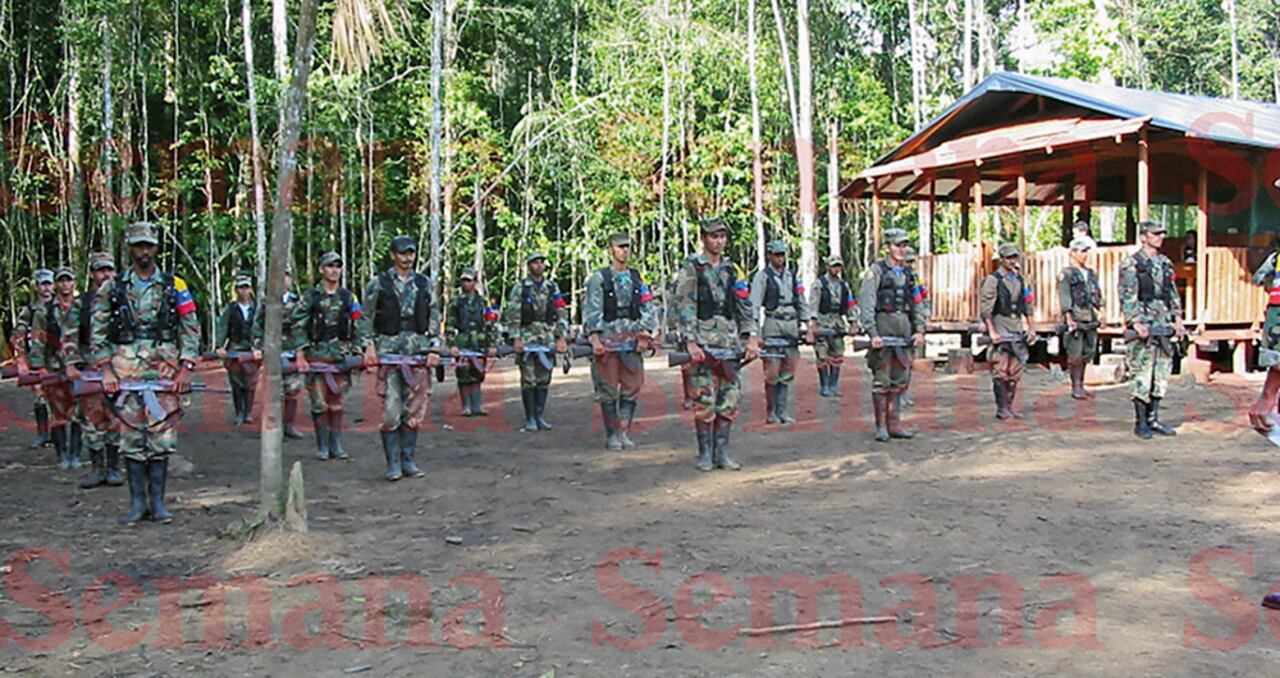 Estos documentos y fotos son de un informe secreto de la fuerza pública en poder de SEMANA. Allí se comprueba que Iván Mordisco revivió con mayor fuerza las escuelas de entrenamiento de las extintas Farc.