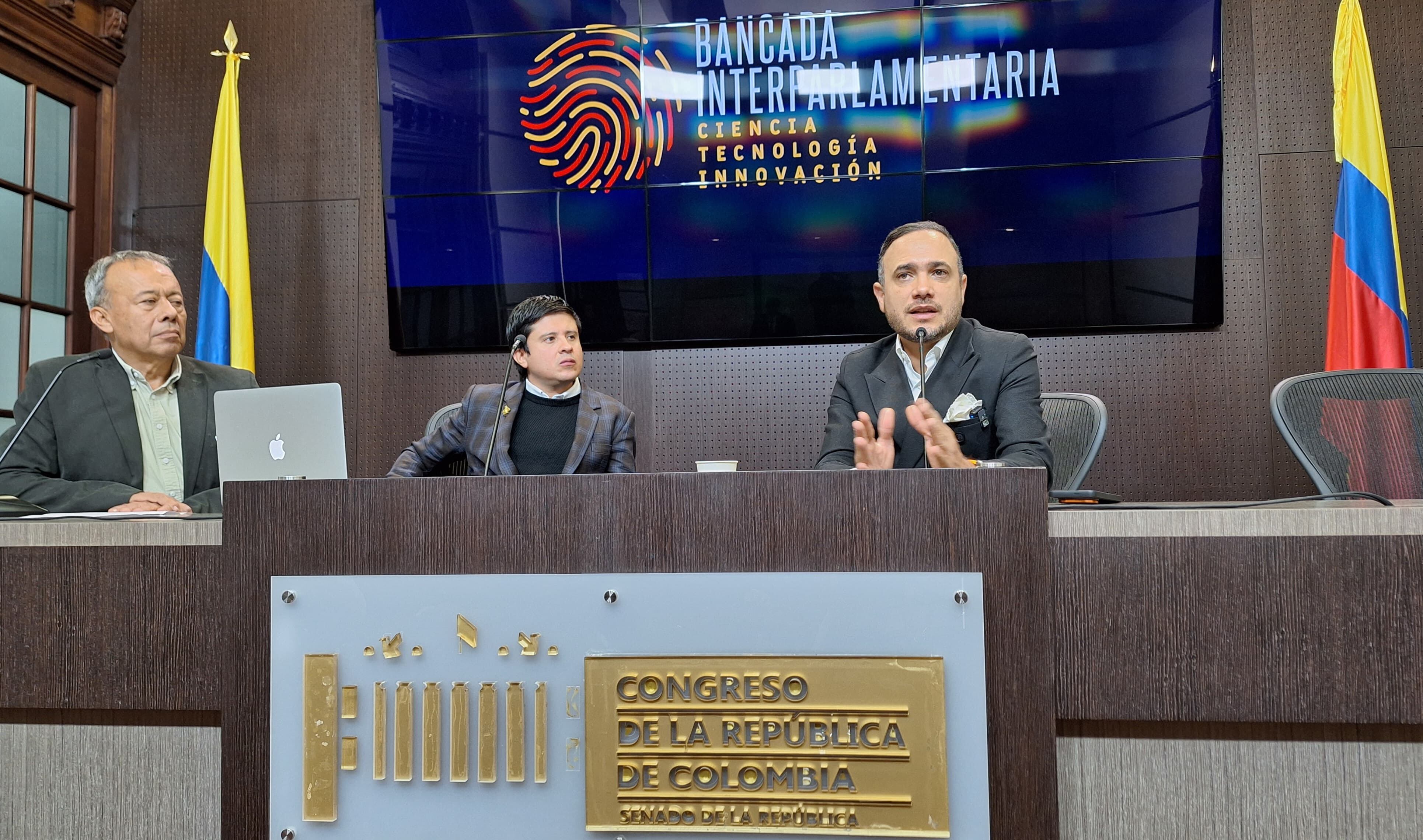 Alfredo Deluque durante la instalación de la comisión.