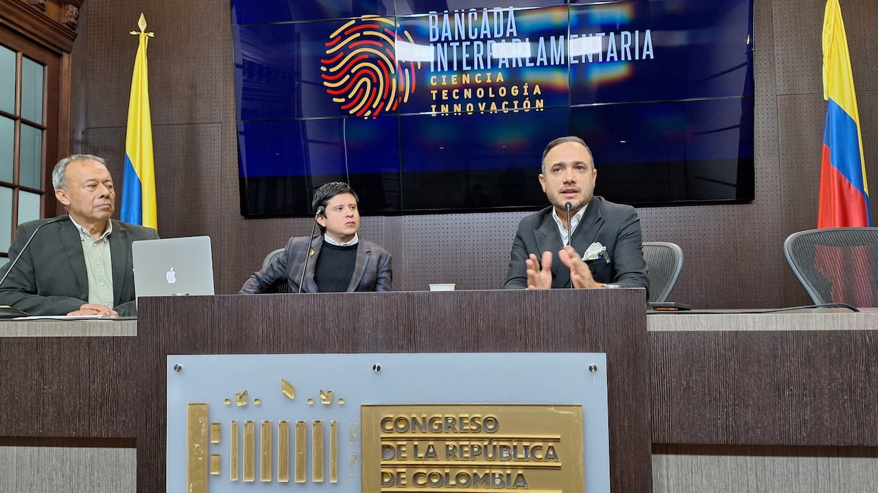 Alfredo Deluque durante la instalación de la comisión.