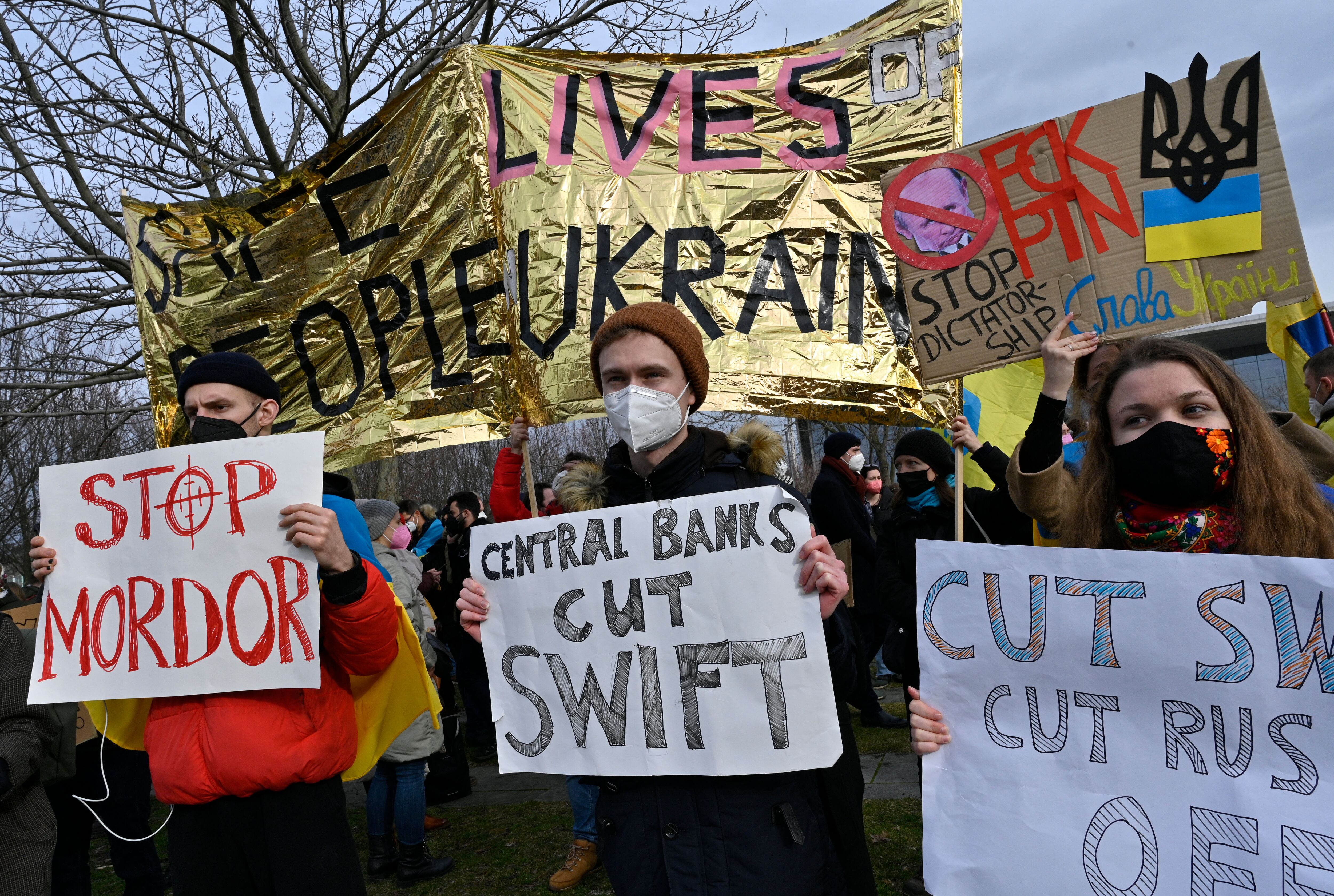 La gente protesta contra la invasión rusa de Ucrania el 24 de febrero de 2022 cerca de la Cancillería en Berlín. (Foto de John MACDOUGALL / AFP)