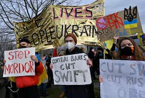 La gente protesta contra la invasión rusa de Ucrania el 24 de febrero de 2022 cerca de la Cancillería en Berlín. (Foto de John MACDOUGALL / AFP)