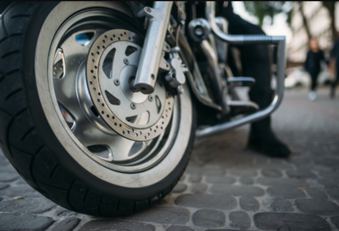 El sistema ABS evita el bloqueo de las ruedas al frenar y reduce el riesgo de derrapes, una de las mayores causas de siniestros entre motociclistas en Colombia.