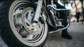 El sistema ABS evita el bloqueo de las ruedas al frenar y reduce el riesgo de derrapes, una de las mayores causas de siniestros entre motociclistas en Colombia.