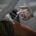 Primer plano de una de las primeras vacunas en ser aplicadas en Colombia.