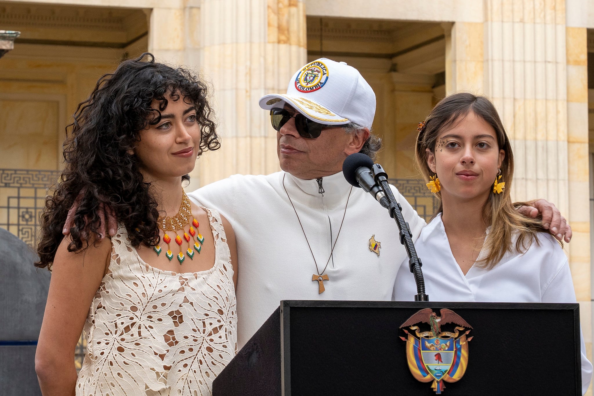El presidente, Gustavo Petro, en compañía de sus hijas Sofía y Antonella Petro, el 21 de junio de 2026, en Bogotá