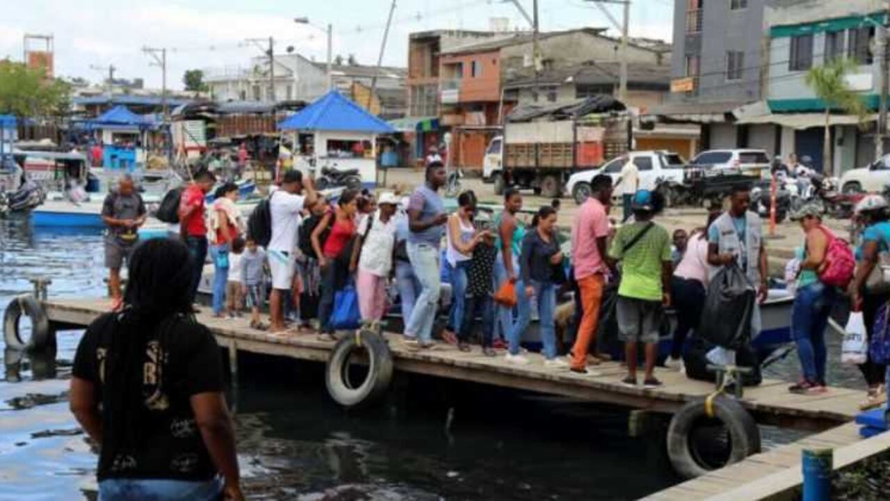 El párroco de Capurganá, José Medina, dice que llegan unos "300 inmigrantes diarios".