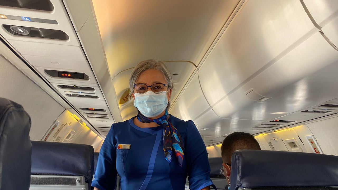 Gloria Saavedra fue la auxiliar de vuelo que acompañó el primer viaje comercial de Colombia a Venezuela luego de tres años de no tener vuelos entre ambos países.