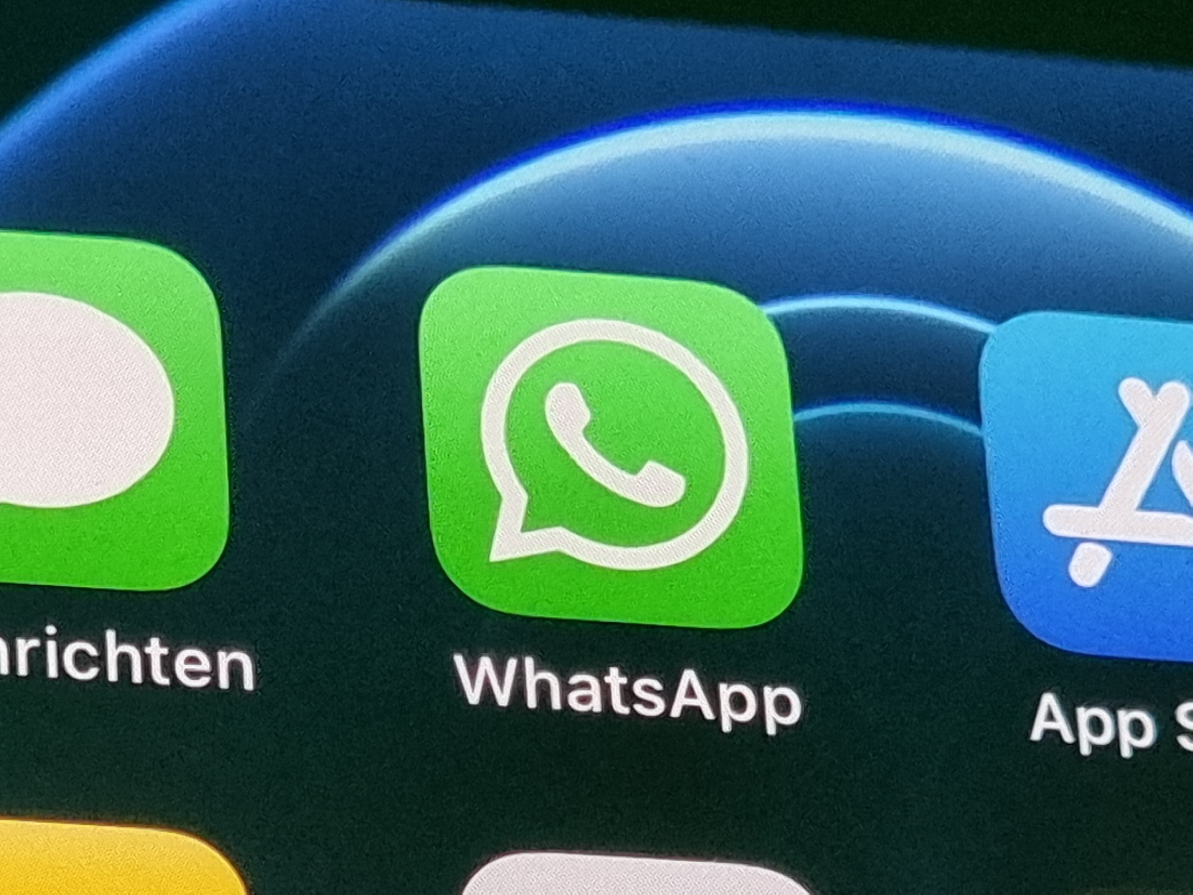 La aplicación de WhatsApp en un iPhone 12. Las nuevas regulaciones de privacidad del servicio de chat han estado provocando acaloradas discusiones desde principios de 2021. Los usuarios que no estén de acuerdo con la actualización inicialmente podrán acceder a WhatsApp sin restricciones. Sin embargo, después de algunas semanas con advertencias, la pérdida gradual de funciones importantes seguirá con el Messenger.