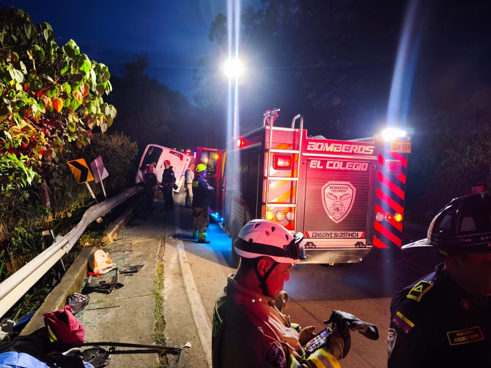 Bomberos socorren heridos en la vía La Mesa tras accidente de bus intermunicipal.